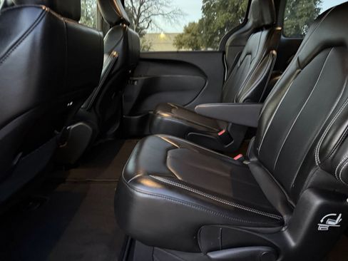 Used 2025 Chrysler Pacifica Select image 28