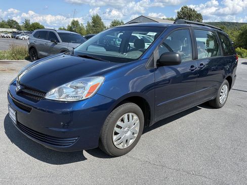 Used 2005 Toyota Sienna CE w/ CE Pkg 1 FWD image 2