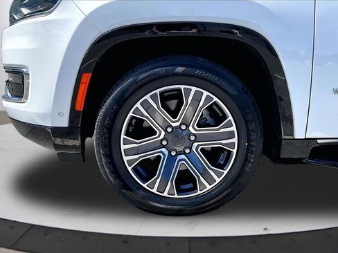 Certified 2024 Jeep Wagoneer L Series II w/ Flexible Seating Group AWD/4WD image 33