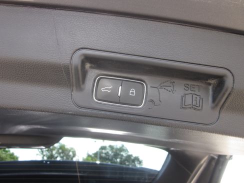 Used 2022 Ford Explorer XLT w/ Equipment Group 202A AWD/4WD image 11