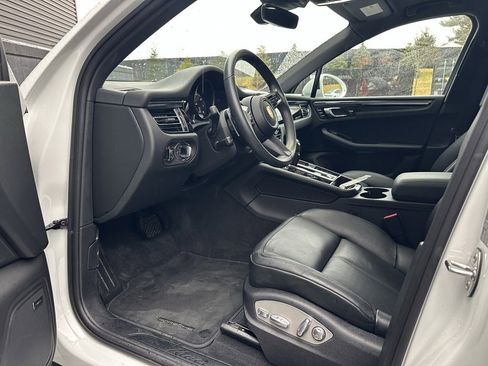 Certified 2025 Porsche Macan image 4