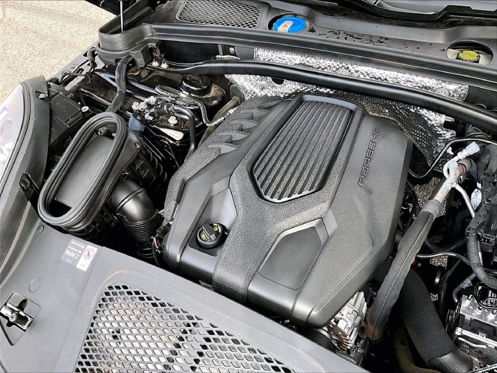 Certified 2026 Porsche Macan AWD/4WD image 24