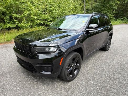 Used 2024 Jeep Grand Cherokee Altitude AWD/4WD image 2