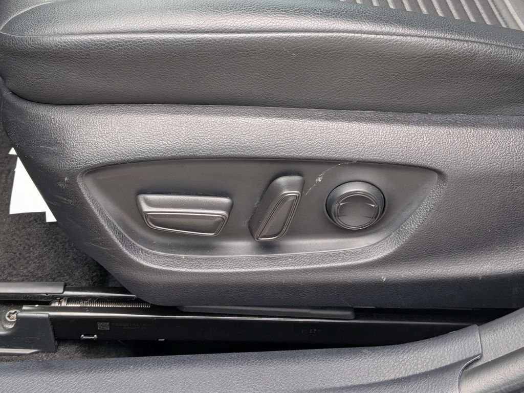 Used 2023 Toyota Camry SE FWD image 18