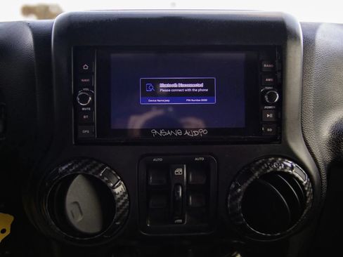 Used 2015 Jeep Wrangler Unlimited Rubicon AWD/4WD image 44