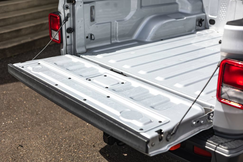 Used 2022 Jeep Gladiator Mojave w/ Trailer Tow Package AWD/4WD image 9
