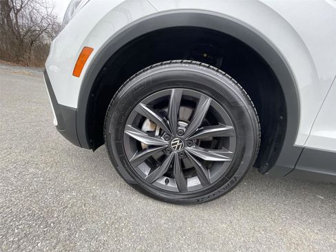 Used 2022 Volkswagen Tiguan SE w/ Panoramic Sunroof Package image 26