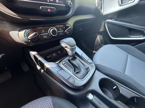 Used 2025 Kia Soul LX w/ LX Technology Package FWD image 39