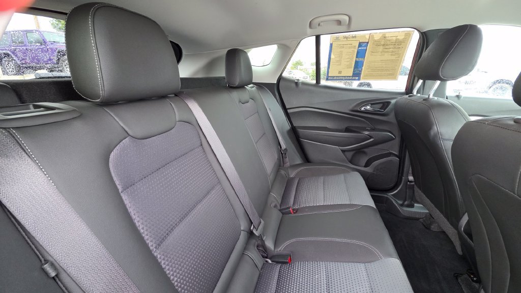 Used 2025 Chevrolet Trax LT w/ LT Convenience Package FWD image 14