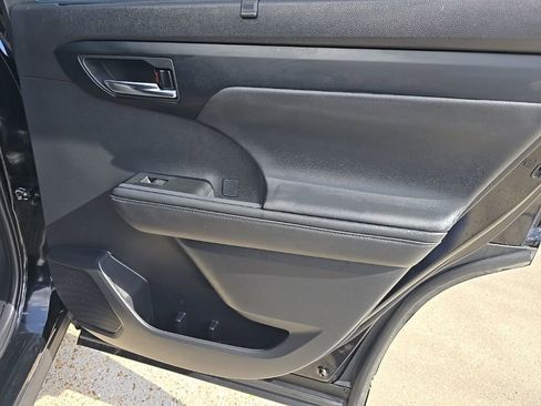Used 2024 Toyota Highlander XLE FWD image 41