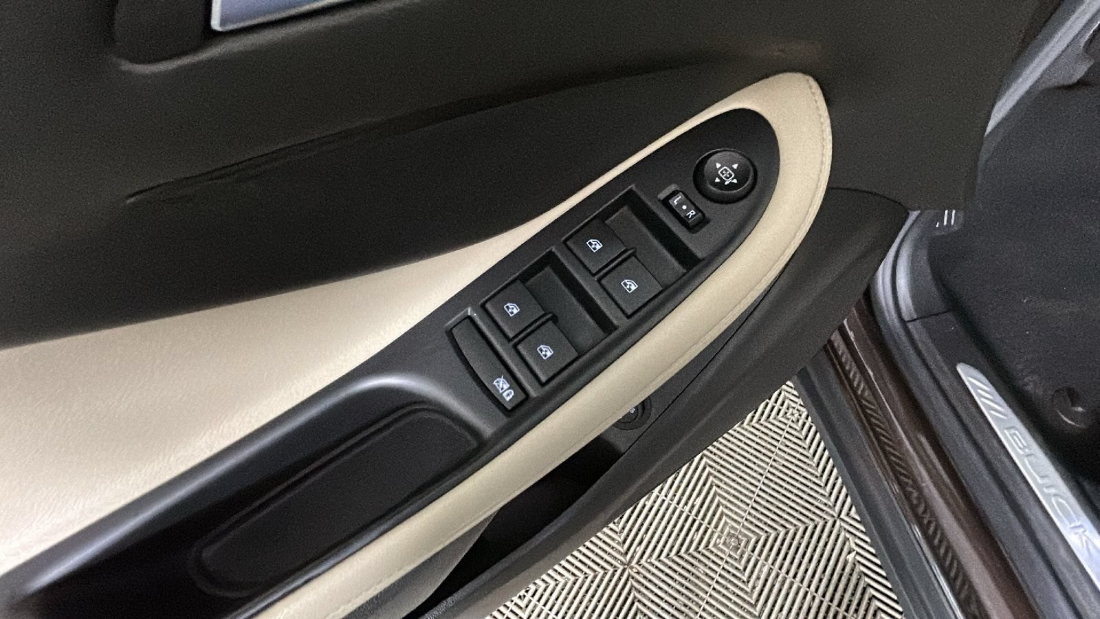 Used 2020 Buick Envision Essence FWD image 13
