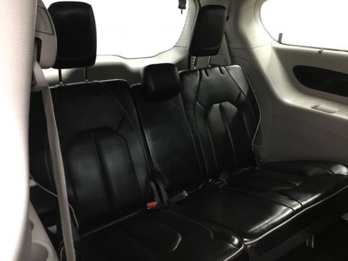 Used 2023 Chrysler Pacifica Limited image 18