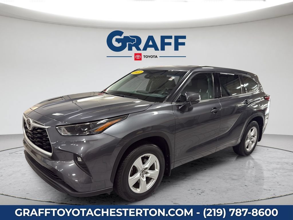 Used 2022 Toyota Highlander LE AWD/4WD image 2