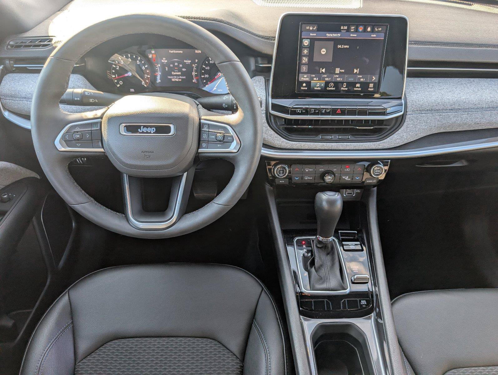 Used 2025 Jeep Compass Latitude w/ Convenience Group AWD/4WD image 31