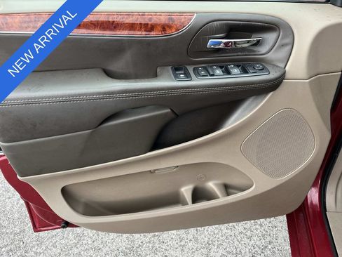 Used 2016 Chrysler Town & Country Touring w/ Driver Convenience Group FWD image 26