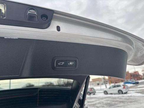 Used 2025 Volvo XC40 B5 Core image 33