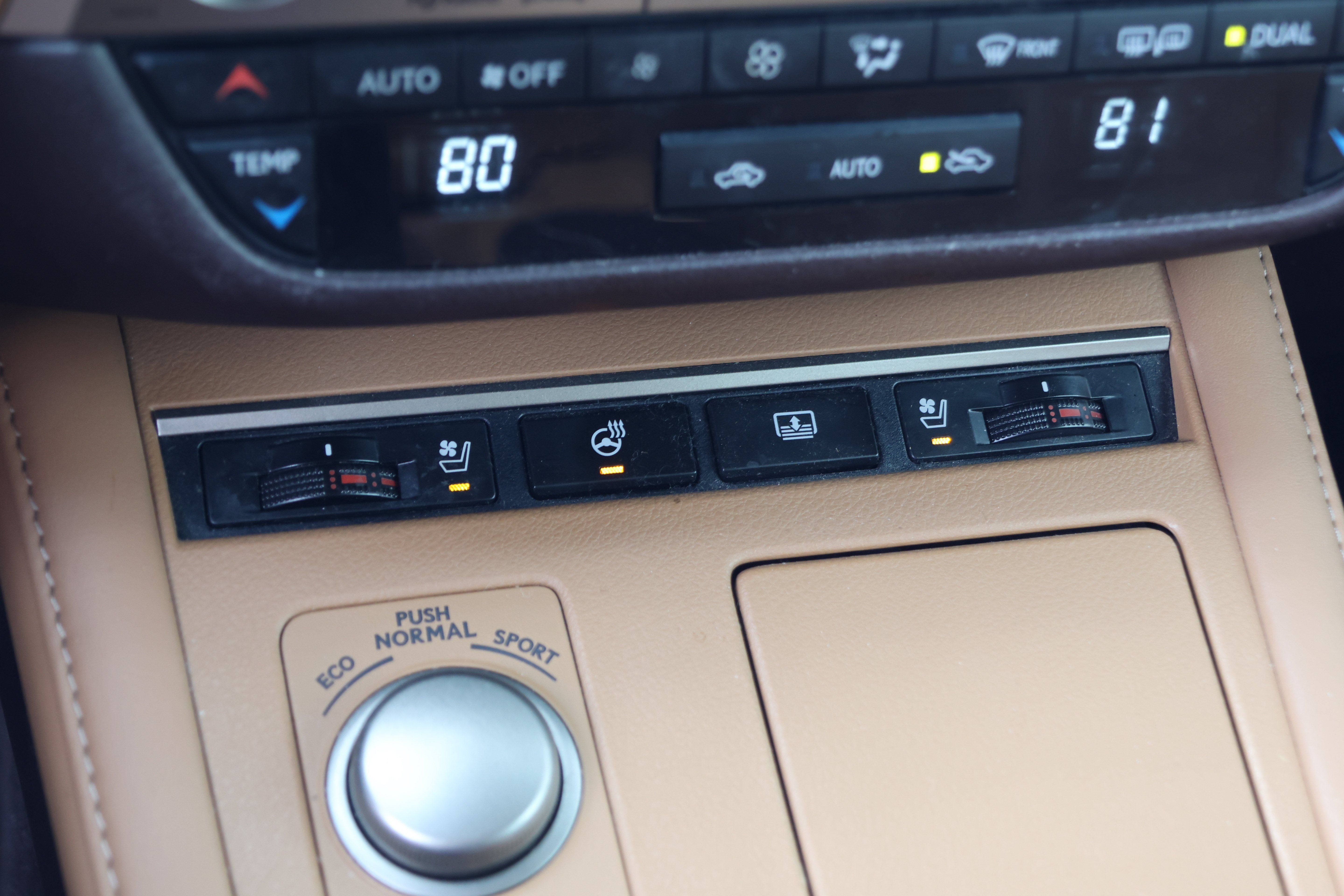 Used 2016 Lexus ES 300h w/ Luxury Package w/Wood Trim FWD image 29