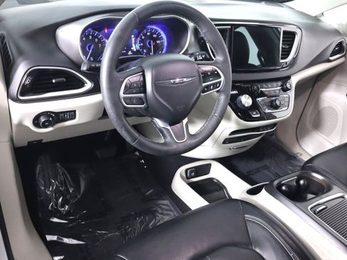 Used 2022 Chrysler Pacifica Touring-L w/ Uconnect Theater Family Group FWD image 10