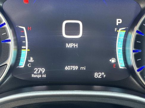 Used 2024 Chrysler Pacifica Touring-L FWD image 28
