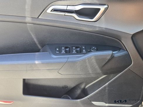 Certified 2025 Kia Sportage LX image 32