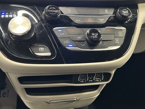Used 2023 Chrysler Voyager LX image 31