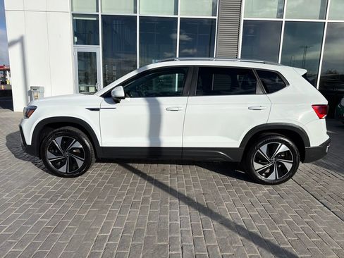 Certified 2024 Volkswagen Taos SE w/ Panoramic Sunroof Package image 3