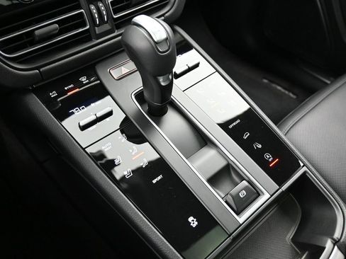 Certified 2025 Porsche Macan image 22