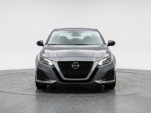 Used 2025 Nissan Altima 2.5 SV image 2