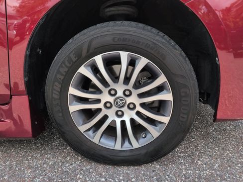 Used 2019 Toyota Sienna XLE w/ XLE Navigation Package FWD image 11