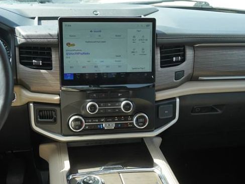 Used 2024 Ford Expedition Limited image 17