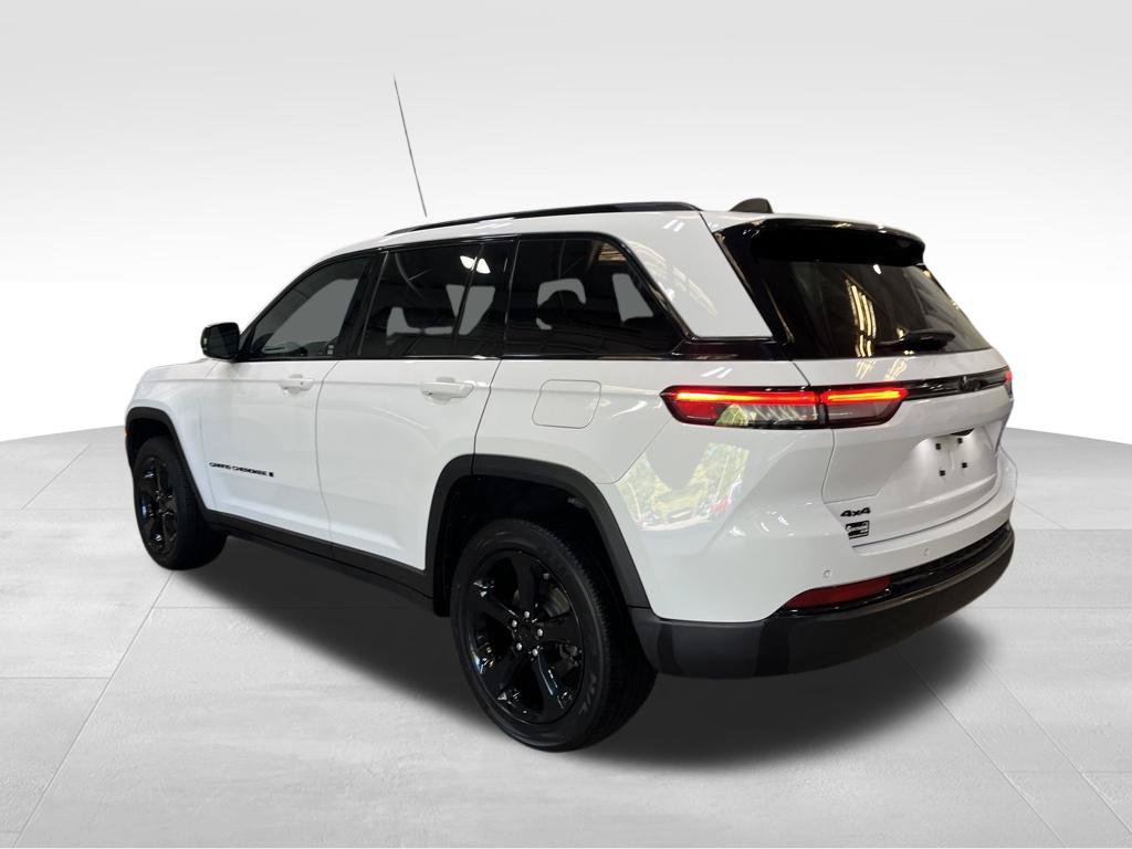Used 2023 Jeep Grand Cherokee Altitude AWD/4WD image 3