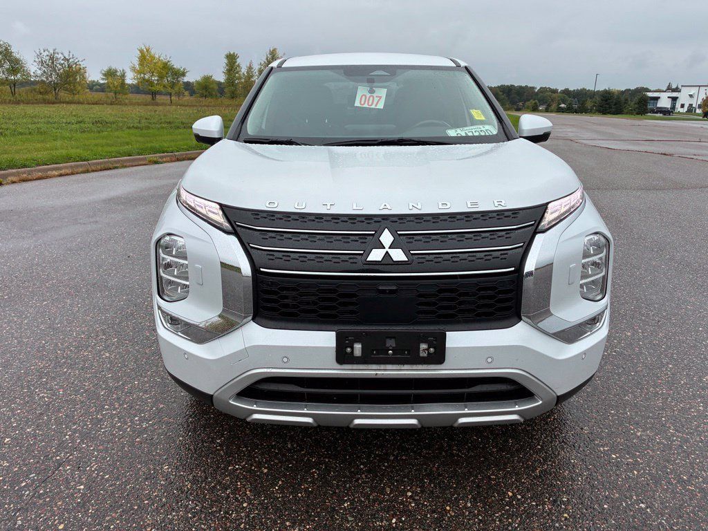 Used 2023 Mitsubishi Outlander ES AWD/4WD image 3