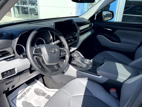 Used 2023 Toyota Highlander XLE image 11