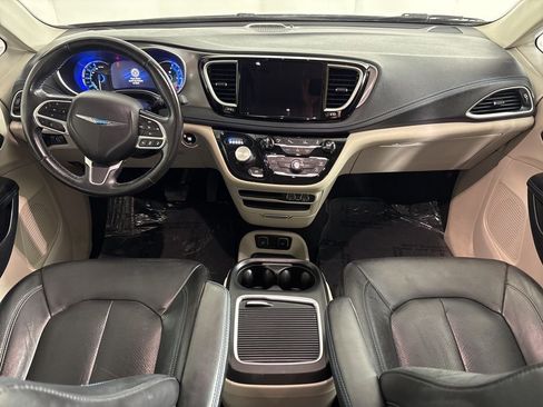 Used 2021 Chrysler Pacifica Touring-L FWD image 13