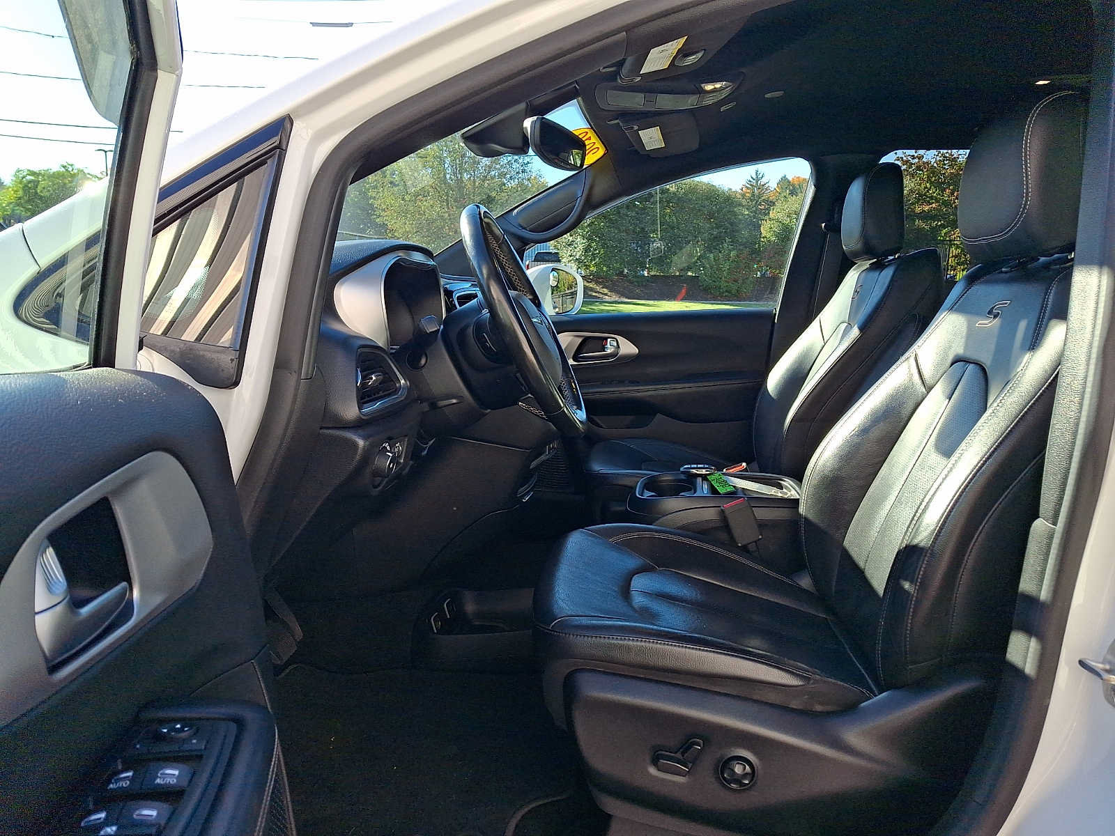 Used 2019 Chrysler Pacifica Touring-L FWD image 16