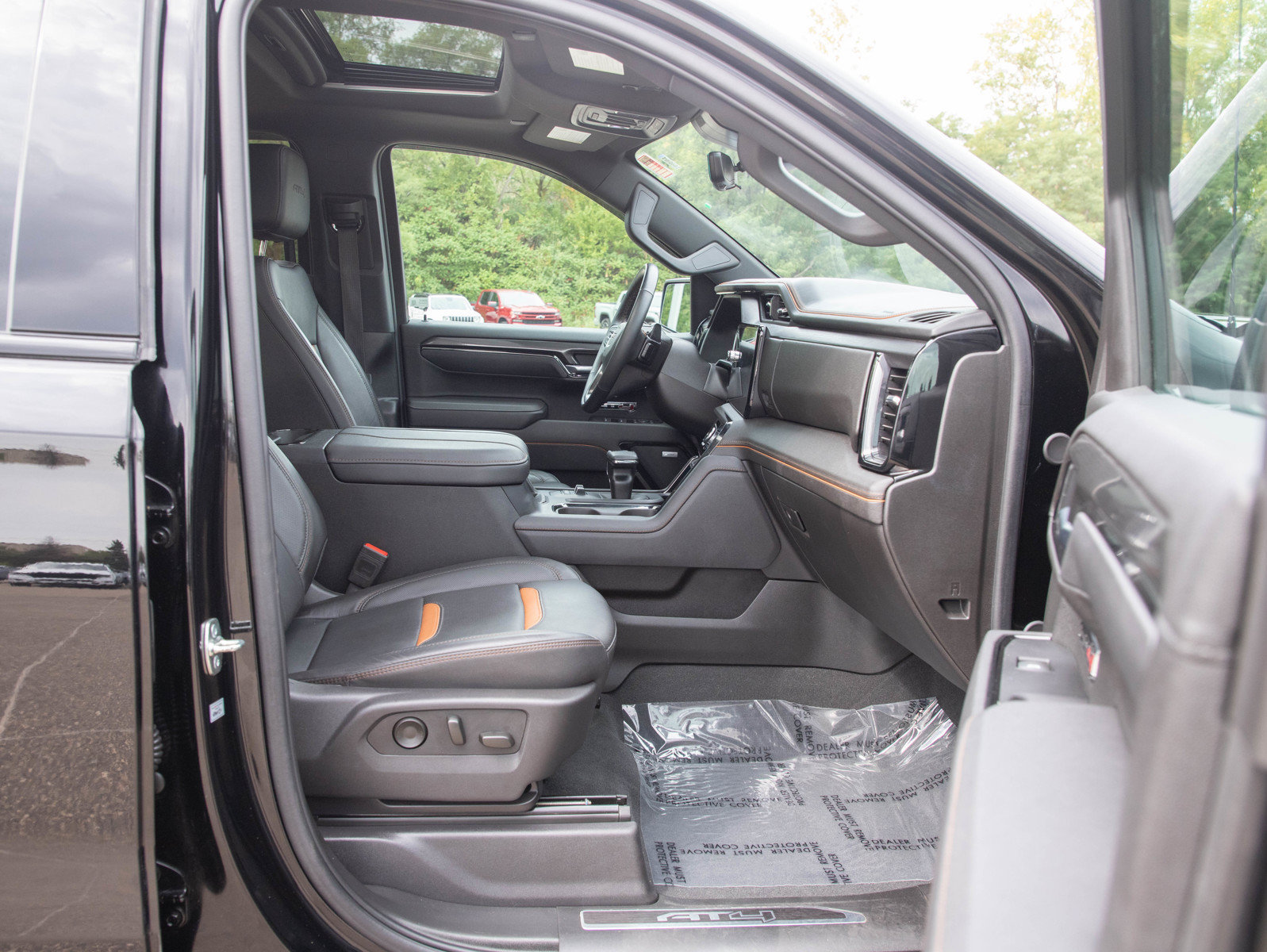 Used 2025 GMC Sierra 1500 AT4 w/ Technology Package AWD/4WD image 11