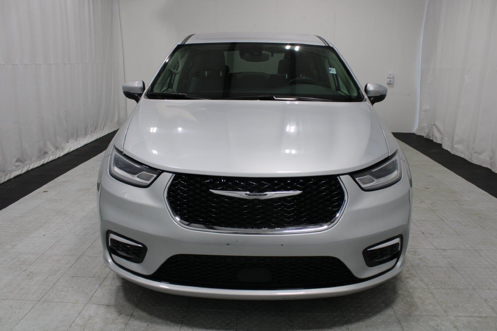 Used 2023 Chrysler Pacifica Touring-L FWD image 3