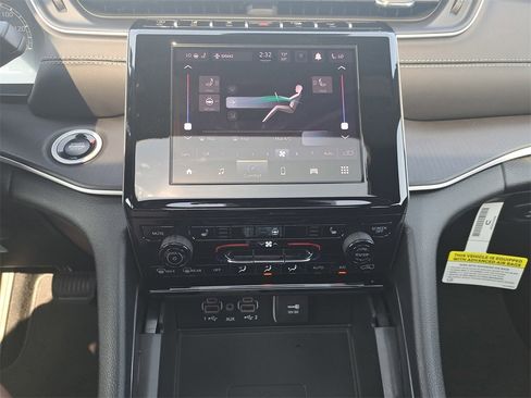 New 2025 Jeep Grand Cherokee Altitude image 20