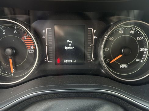 Used 2019 Jeep Cherokee Latitude w/ Cold Weather Group AWD/4WD image 18
