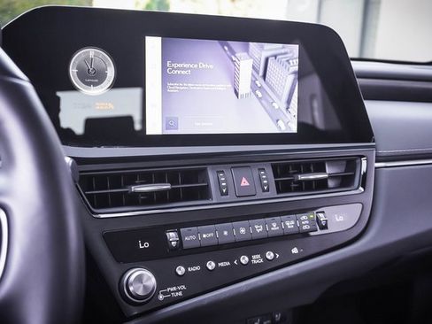 Used 2025 Lexus ES 300h w/ Premium Package image 16