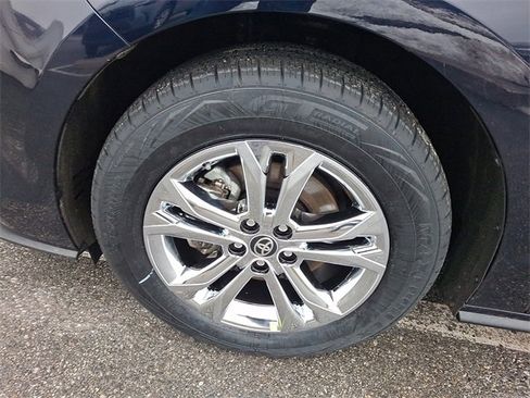 Certified 2024 Toyota Sienna Platinum image 3