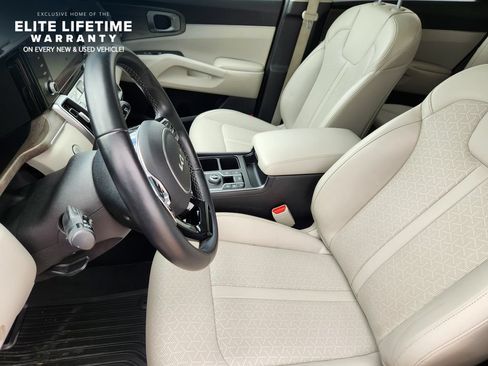 Used 2022 Kia Sorento EX w/ Panoramic Sunroof Package FWD image 9