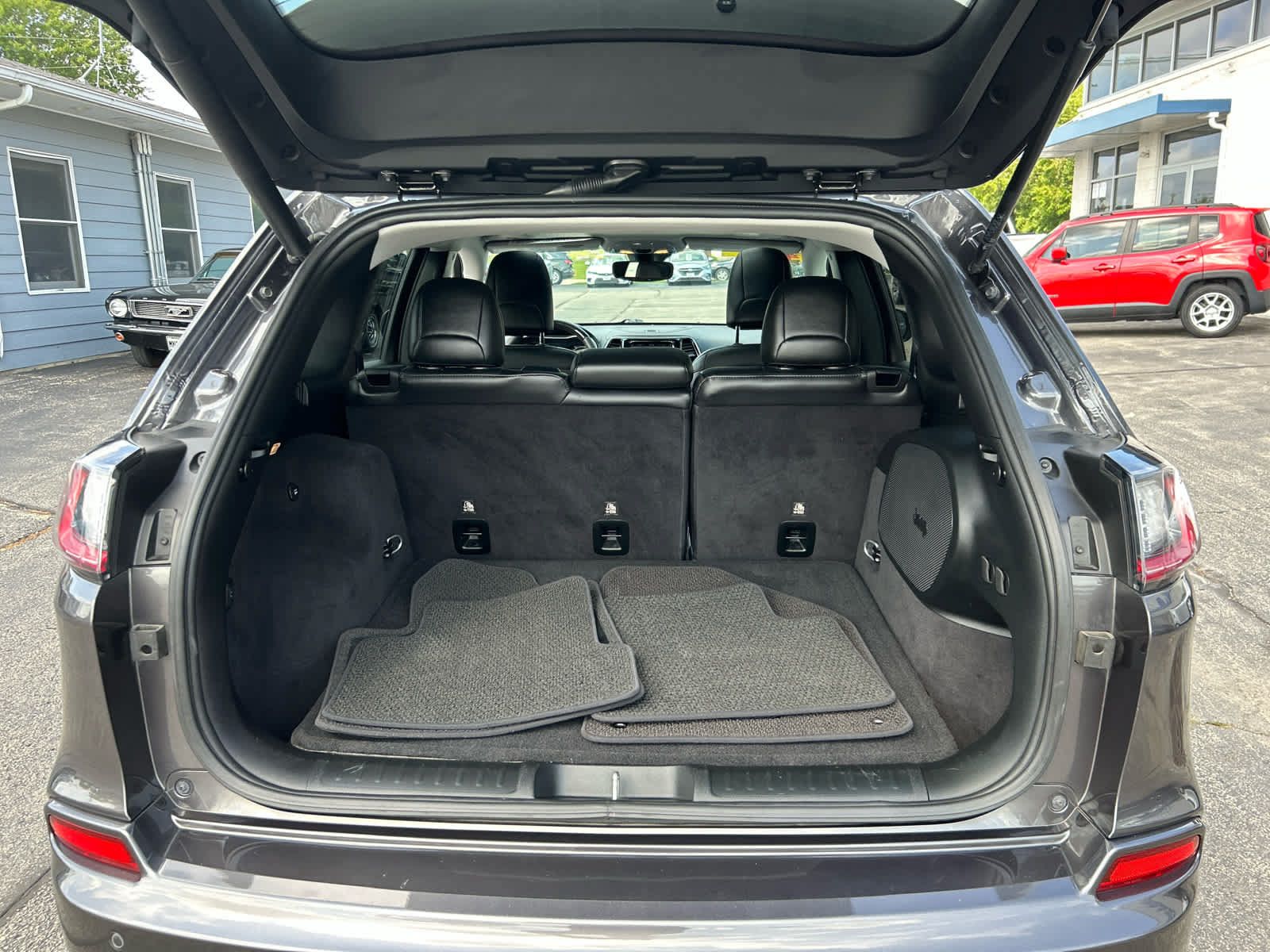 Used 2019 Jeep Cherokee Overland w/ Technology Group AWD/4WD image 24