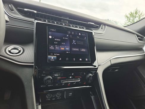 Used 2024 Jeep Grand Cherokee Altitude image 26