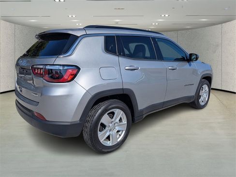 Used 2022 Jeep Compass Latitude image 3
