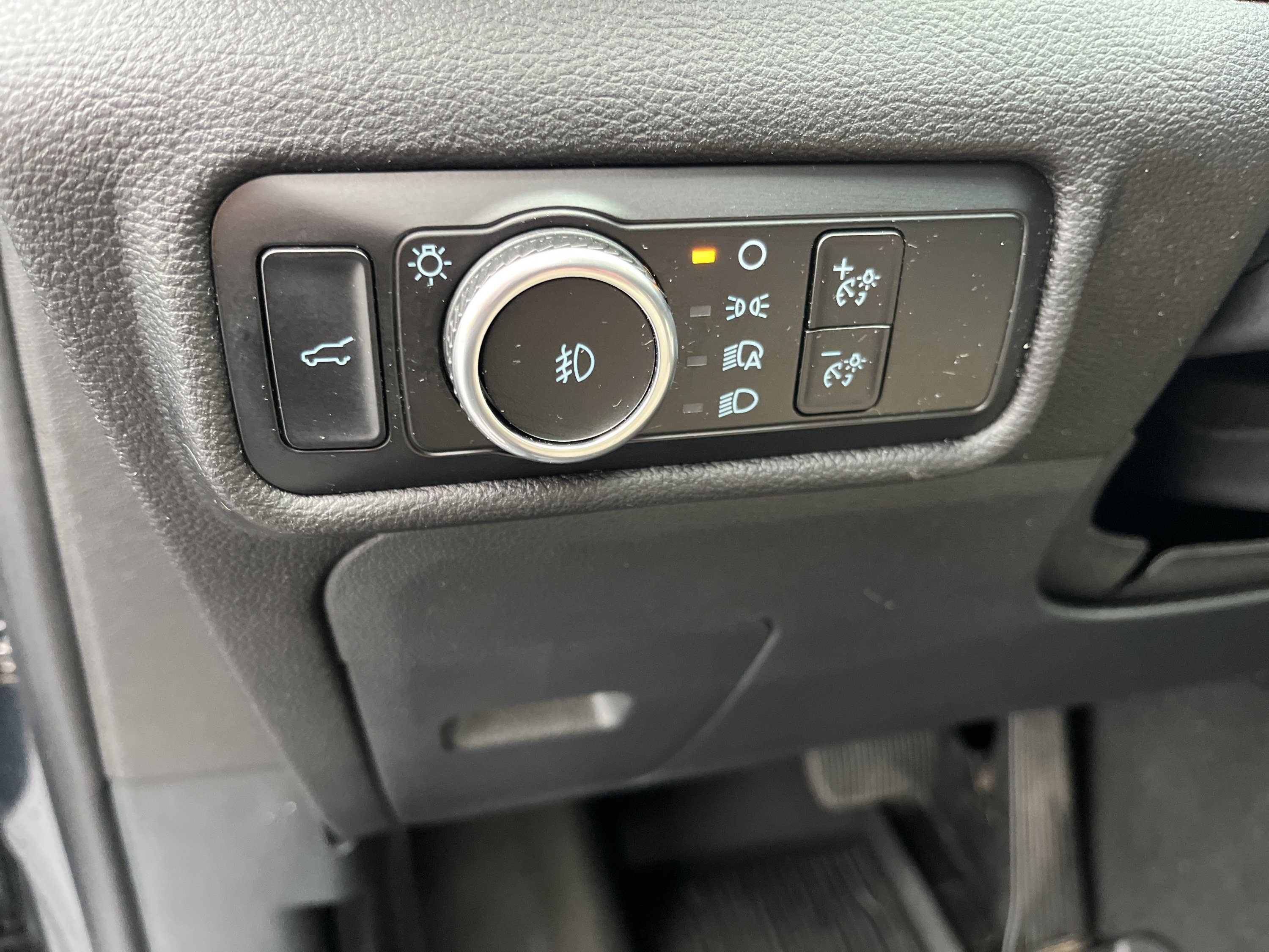 Used 2023 Ford Explorer XLT w/ Equipment Group 202A AWD/4WD image 18