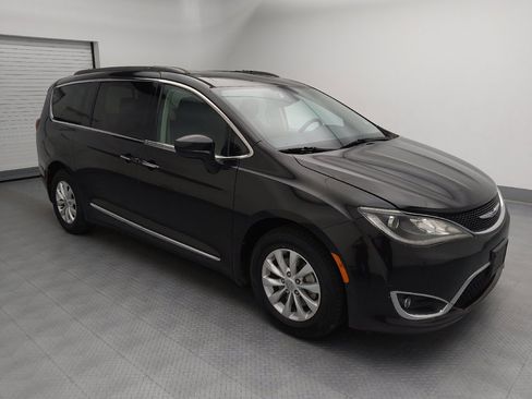 Used 2017 Chrysler Pacifica Touring-L FWD image 11