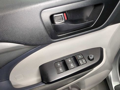 Used 2019 Toyota Highlander LE image 34