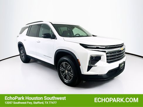 Used 2025 Chevrolet Traverse LT image 1