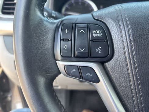 Used 2017 Toyota Highlander XLE FWD image 11